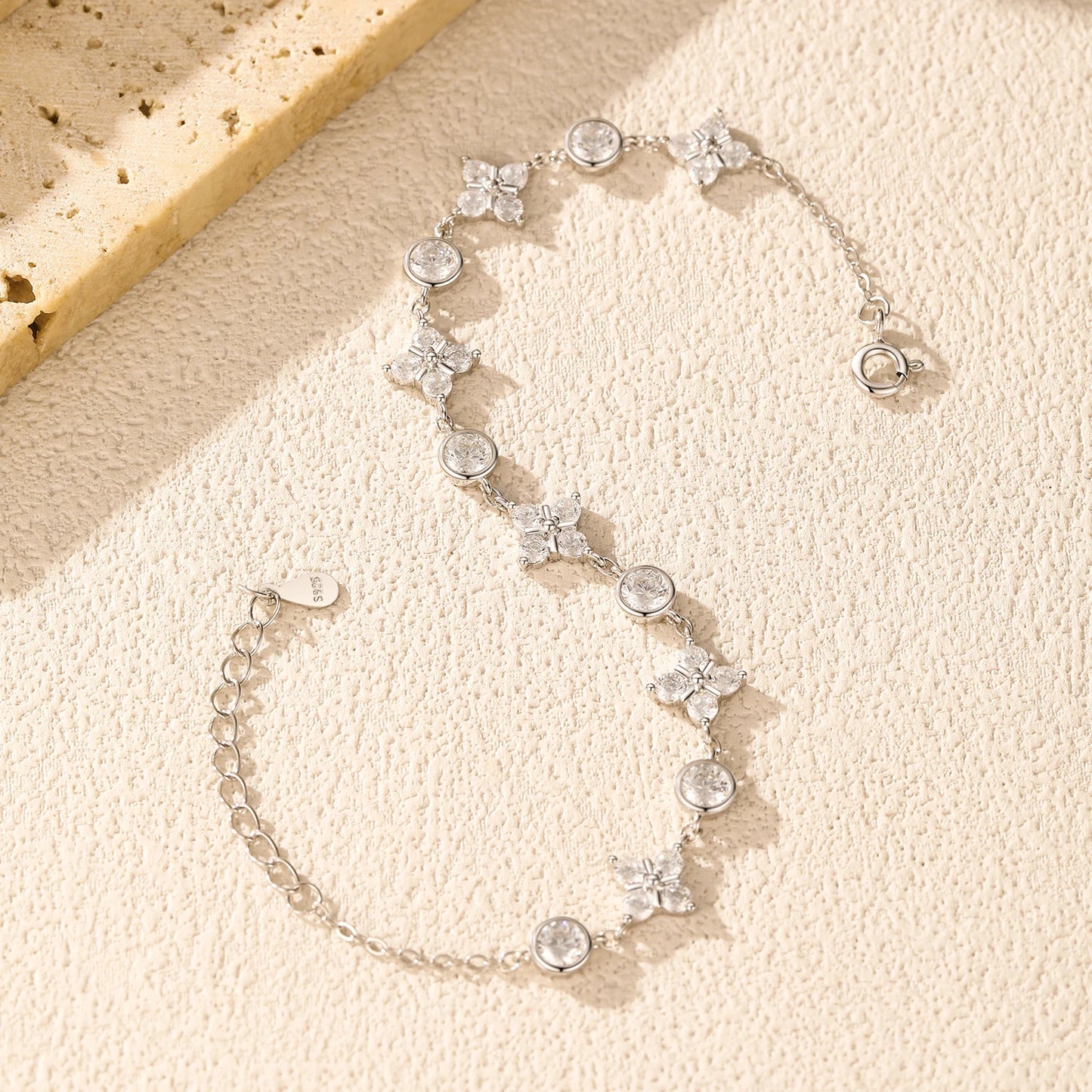 925 Sterling Silber Armband mit funkelnden Zirkonblättern – inspiriert von der Natur