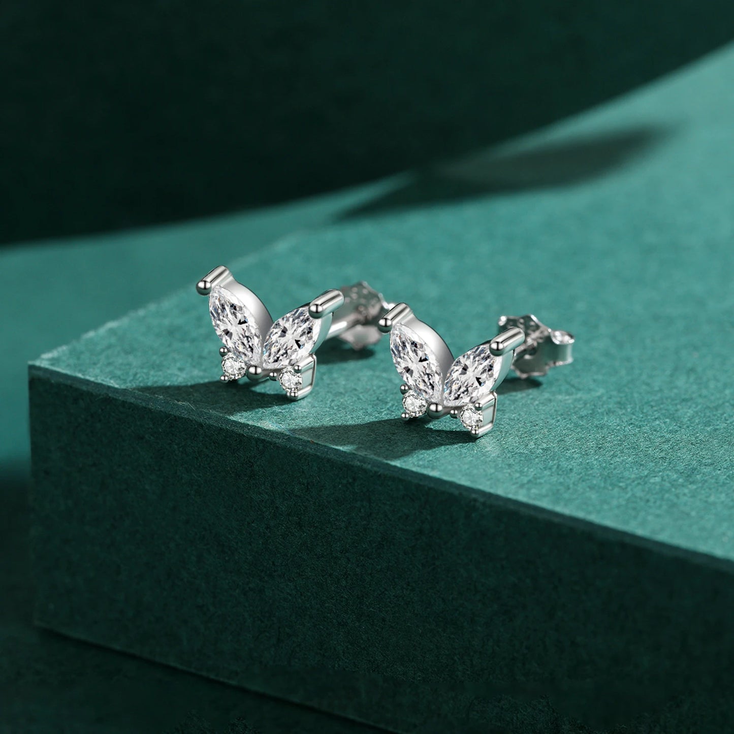 925 Sterling Silber Schmetterlings-Ohrringe mit funkelnden Zirkonia – Eleganz & Leichtigkeit