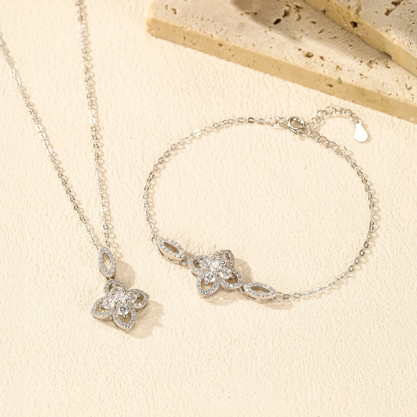 925 Sterling Silber Schmuckset mit Zirkonblüte – Kette & Armband im eleganten Design