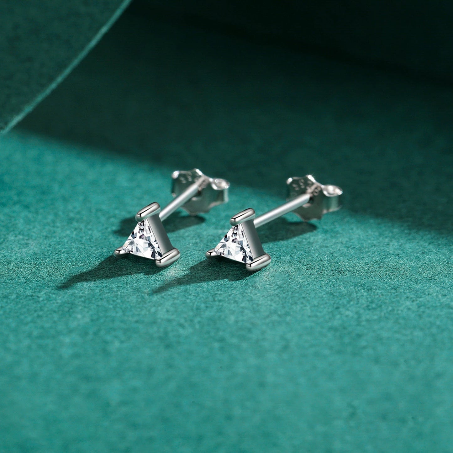 925 Sterling Silber Dreiecks-Ohrringe mit Zirkonia – Modern & Elegant
