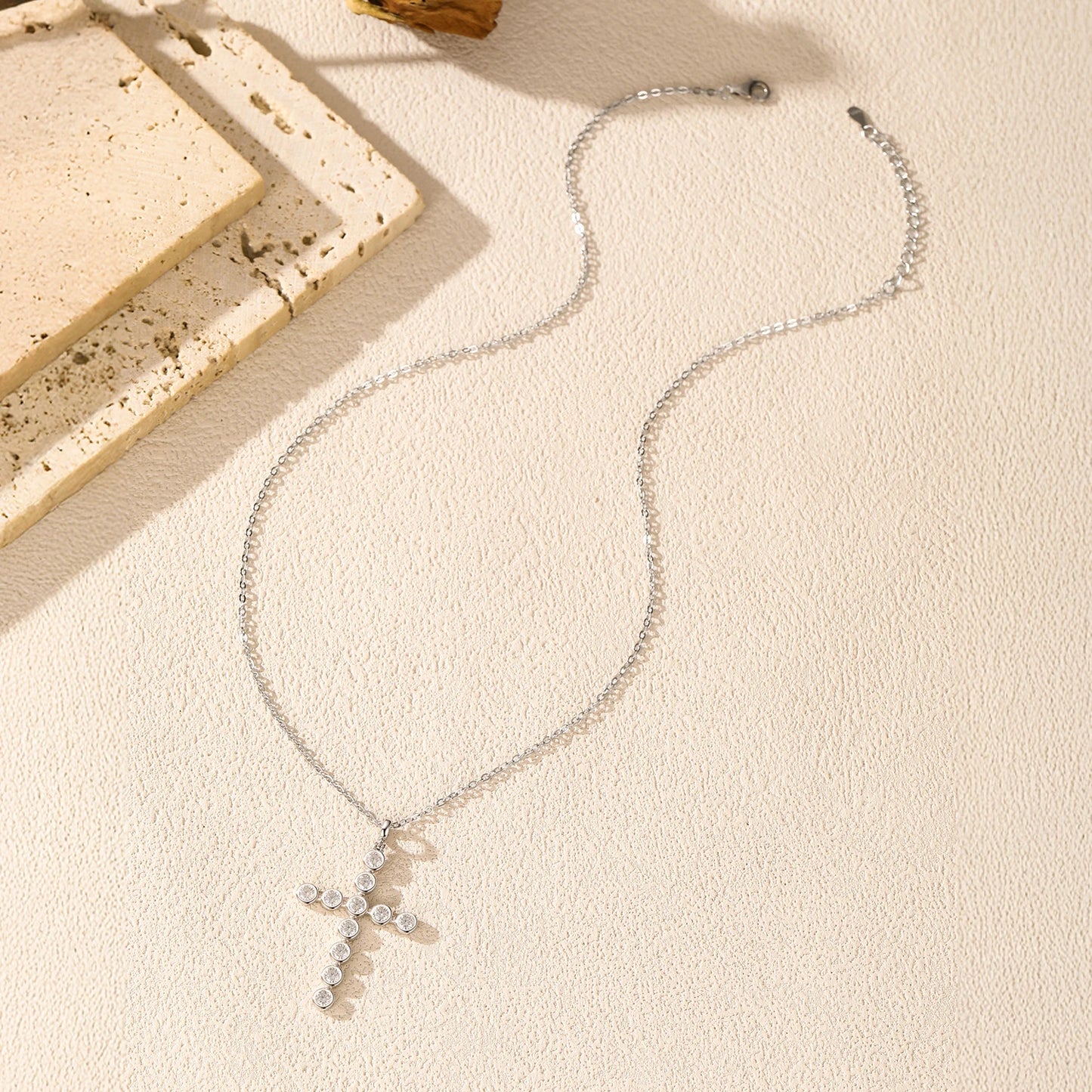 925 Sterling Silber Kreuz-Halskette mit funkelnden Moissanit-Steinen – Ausdruck von Glaube & Eleganz