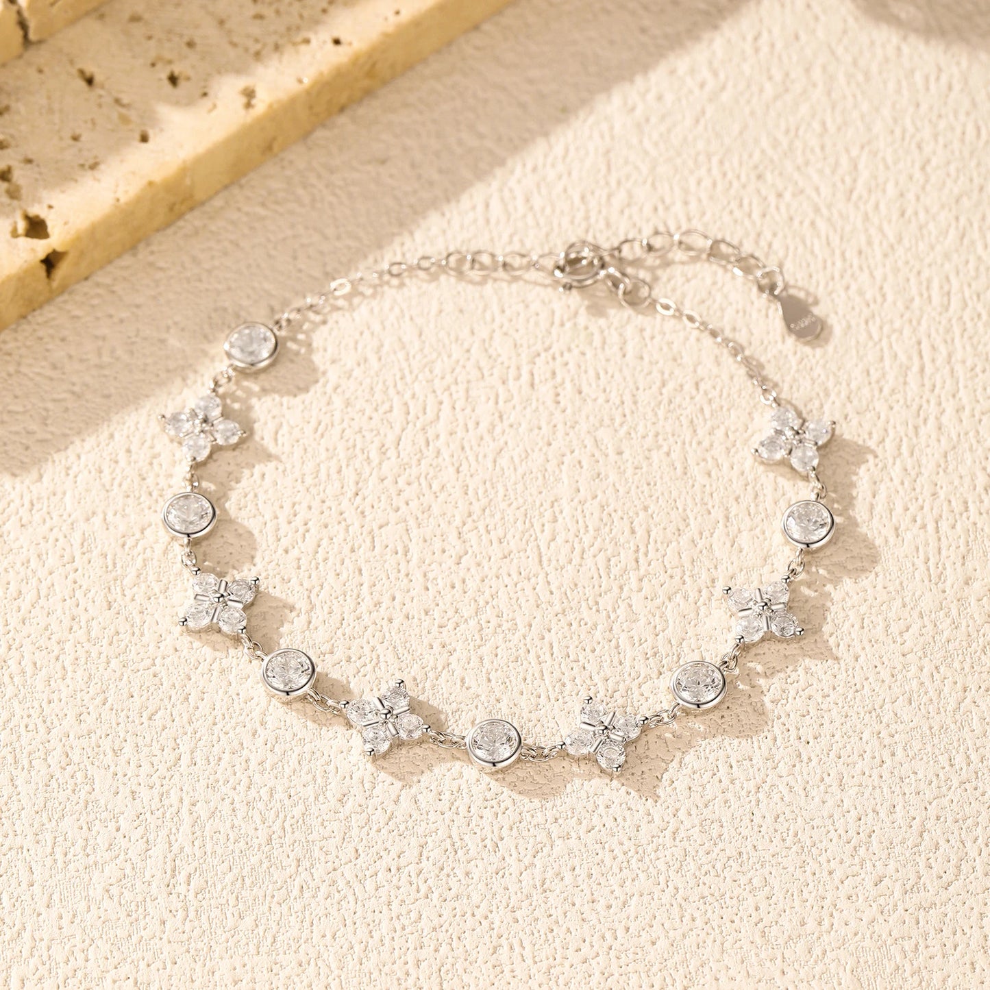 925 Sterling Silber Armband mit funkelnden Zirkonblättern – inspiriert von der Natur