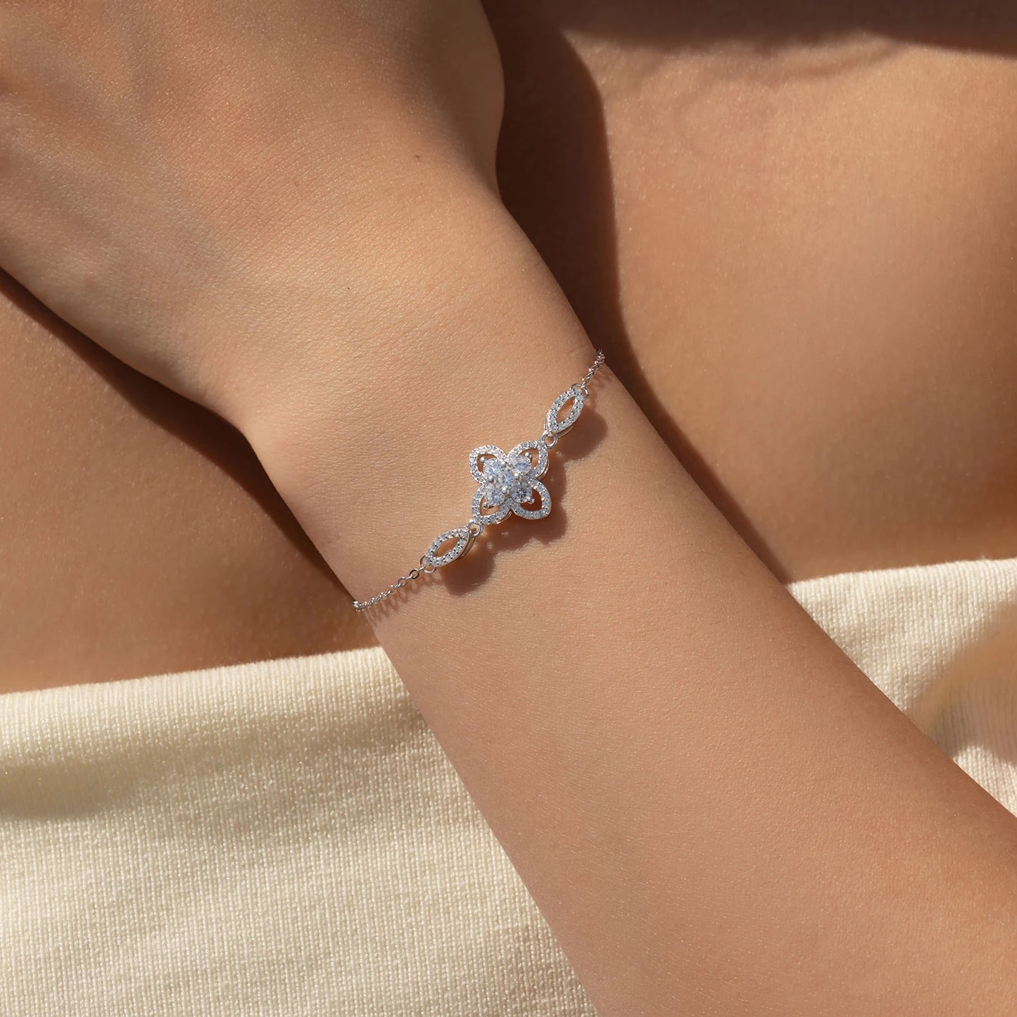 925 Sterling Silber Armband mit Zirkonblüte – zarte Eleganz in floraler Form