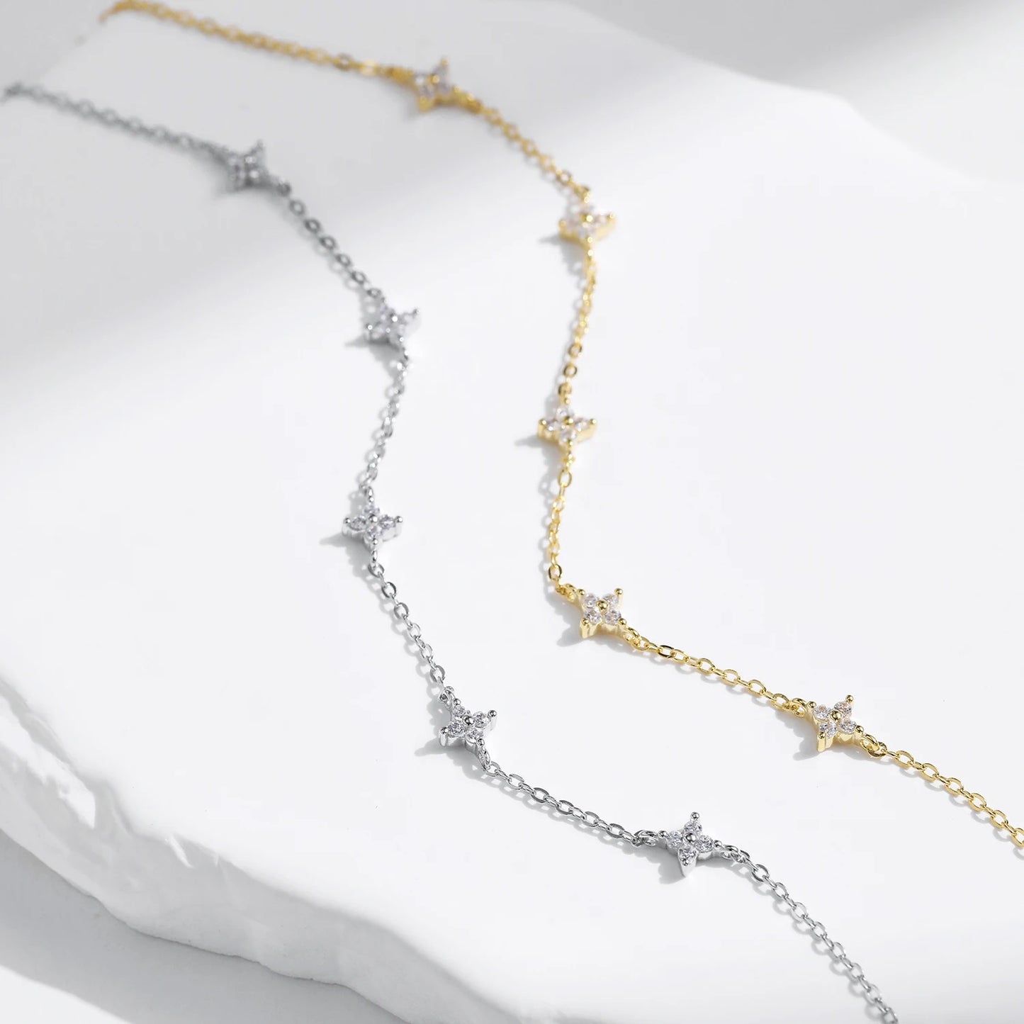 Filigranes Armband aus 925 Sterling Silber mit Zirkonia-Blüten