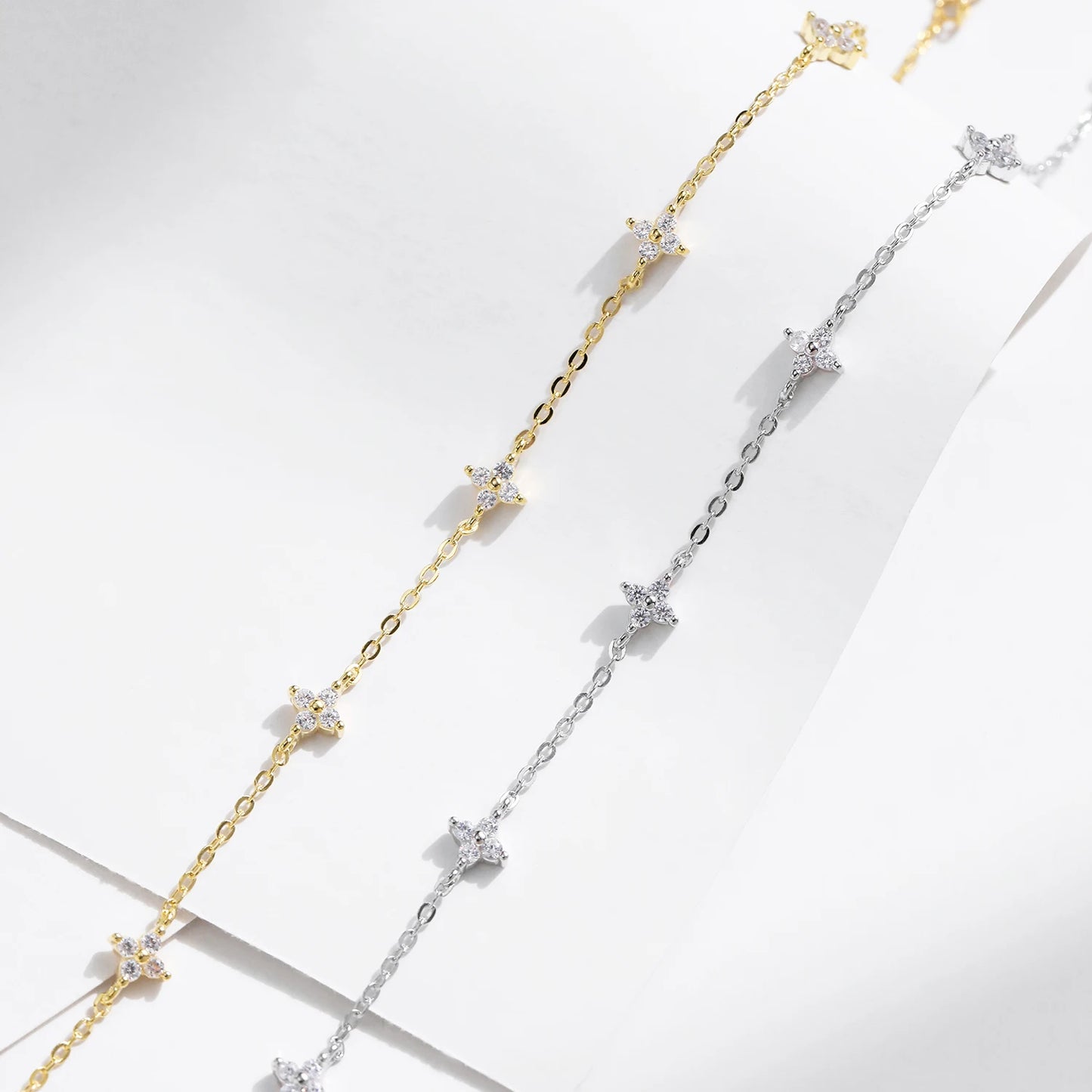 Filigranes Armband aus 925 Sterling Silber mit Zirkonia-Blüten