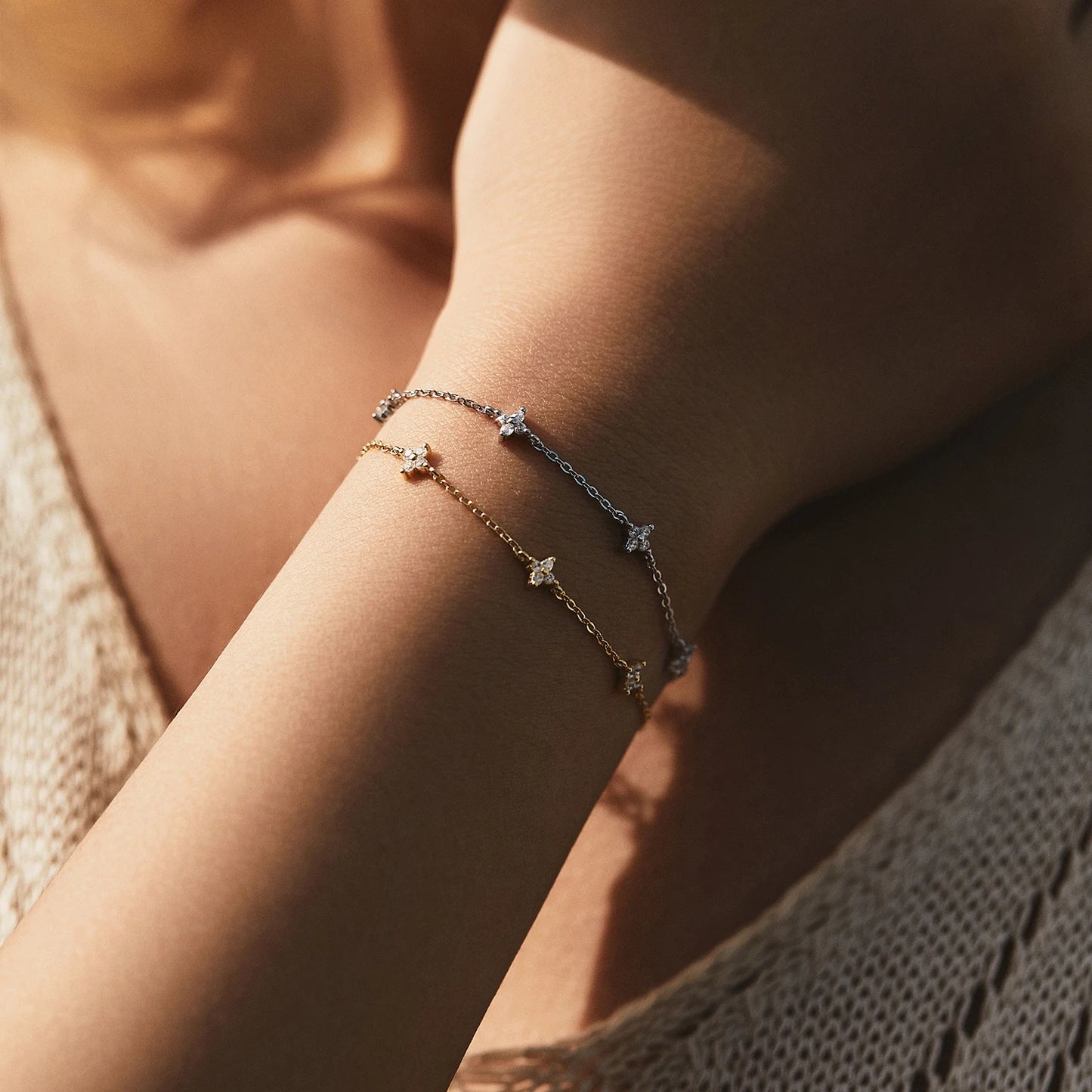 Filigranes Armband aus 925 Sterling Silber mit Zirkonia-Blüten