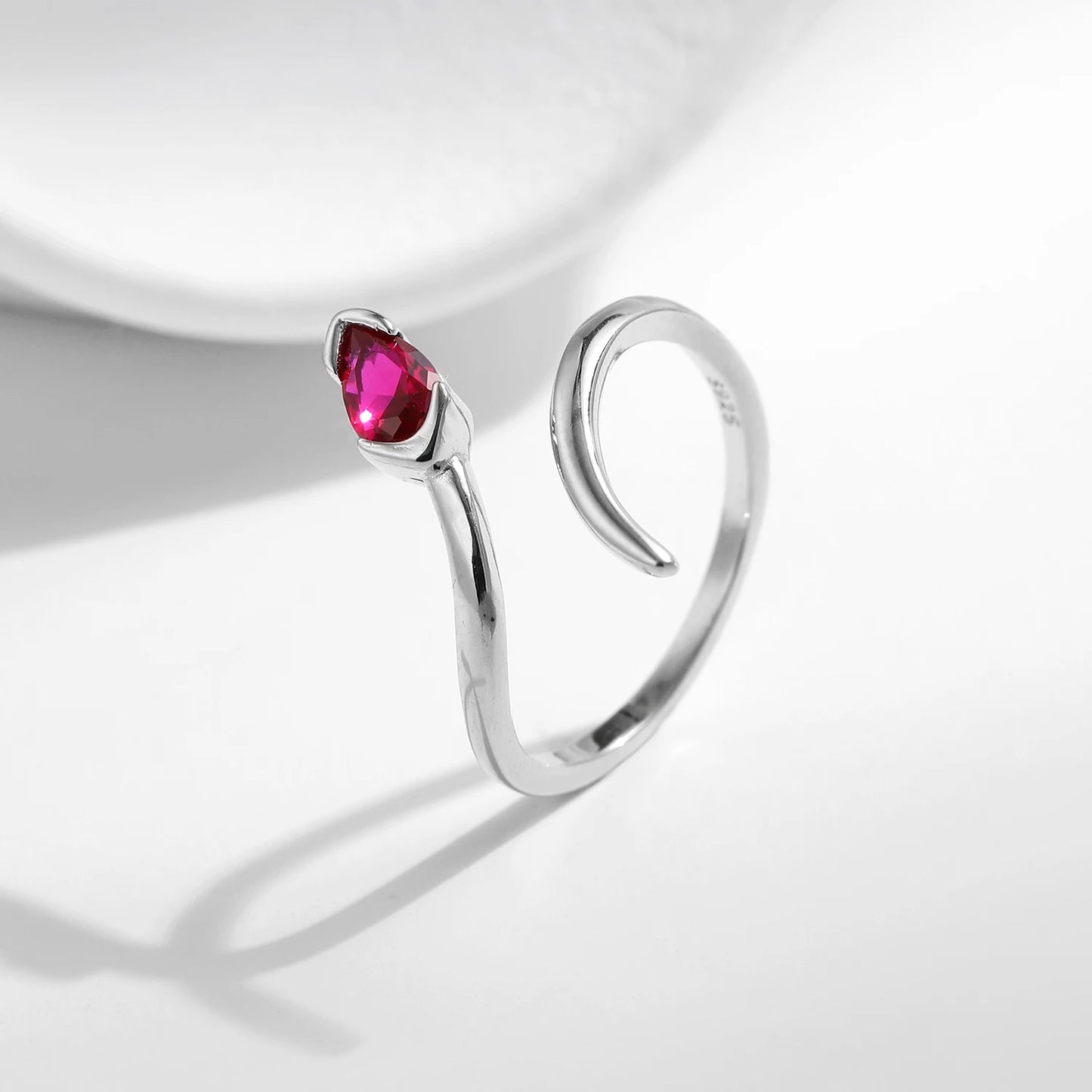 925 Sterling Silber Ring mit rotem Tropfen-Zirkonia